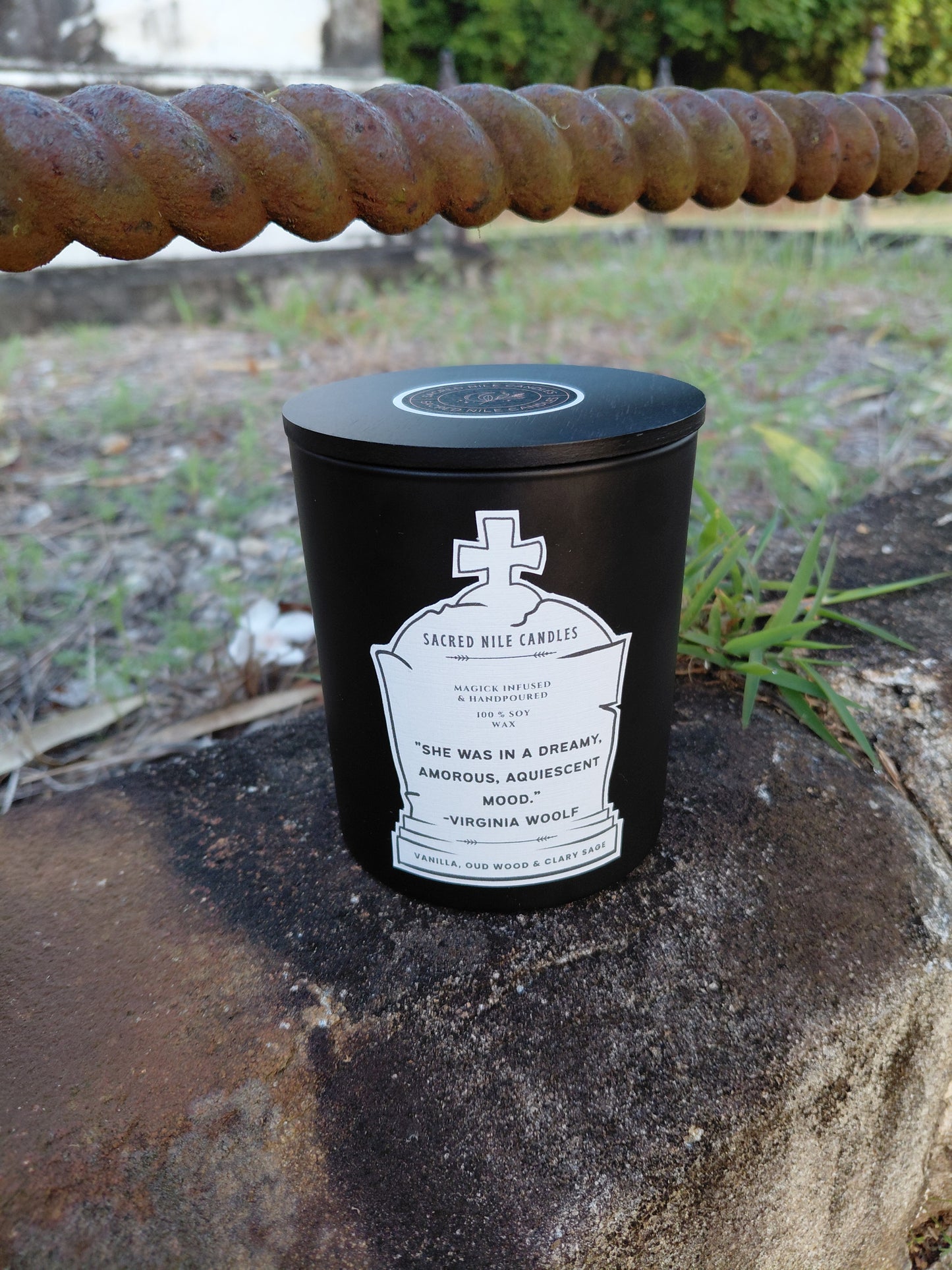 La Colección Momento Mori: Virginia Woolf - Salvia Esclarea, Madera de Oud y Vainilla