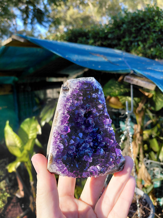 Amethyst mit geschliffener Basis B - Kategorie 1
