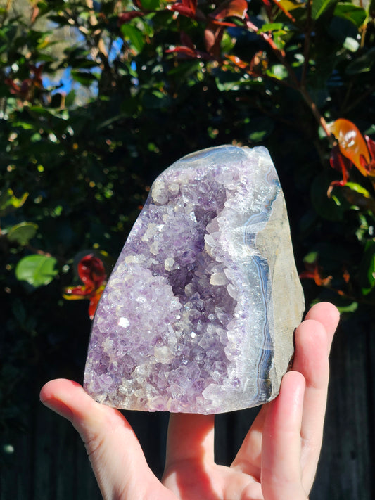 Amethyst-Stufe mit polierter Kante und Quarz aus Brasilien