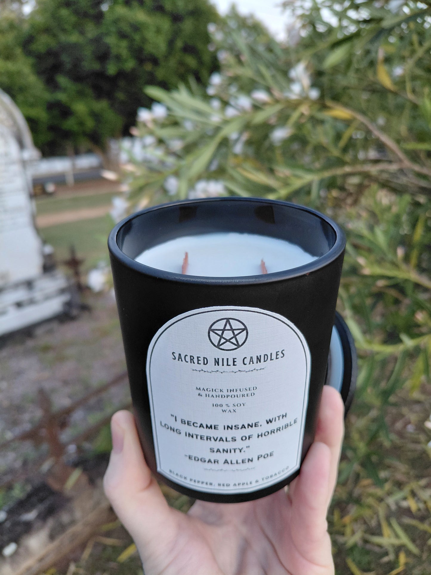 La Colección Momento Mori: Edgar Allan Poe - Manzana Roja, Tabaco y Pimienta Negra