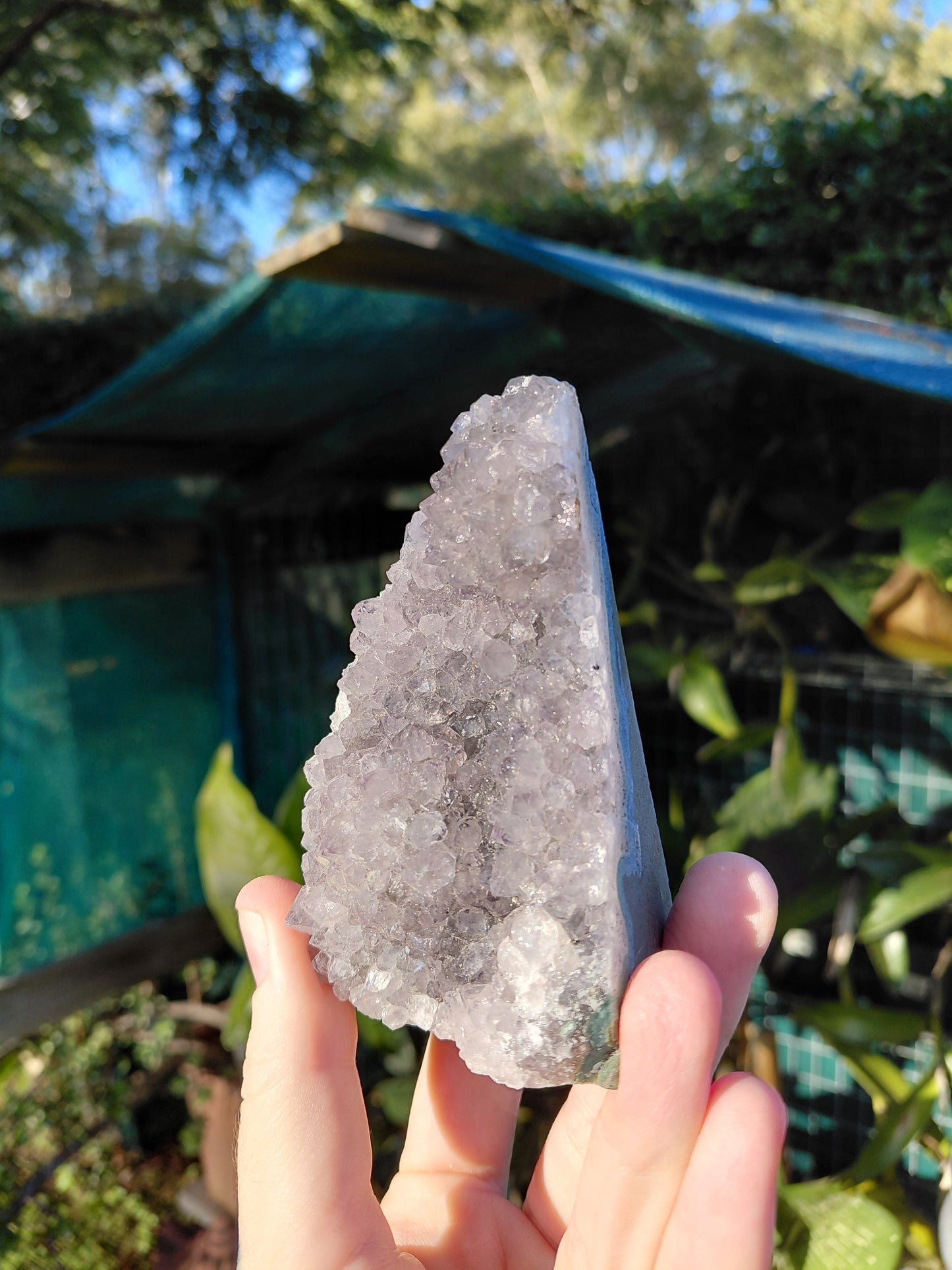 Base tallada de amatista arcoíris D